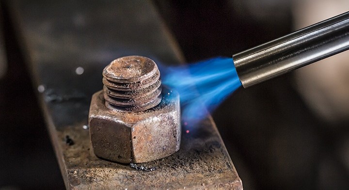 Нагреть болт с помощью горелки